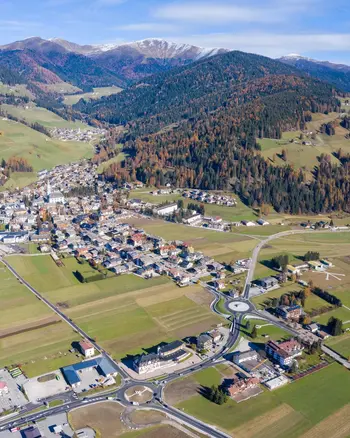 Wisthaler com 20 10 Kreisverkehr Toblach DJI 0626 Pano